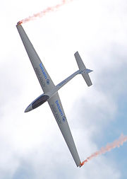 S-1 Swift 特技滑翔机在做特技动作