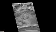 火星勘测轨道飞行器背景相机显示基勒陨击坑。