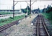 废站前的站台（2001年。从车窗望向车站）