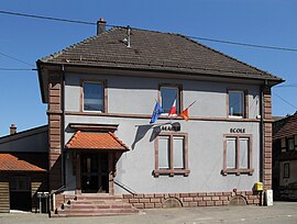 The town hall and school in Mortzwiller