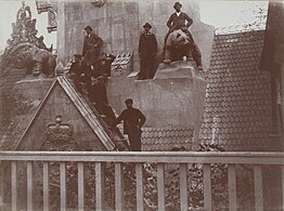 Finnish personnel on the roof, with bears by Emil Wikström