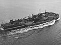 1944 年 4 月，美国海军“橡树山”号 (LSD-7) 在旧金山附近航行