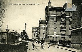 Children playing in front of the wash-house, in 1931.