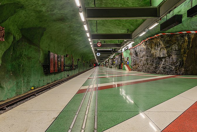 图为瑞典斯德哥尔摩地铁国王大街花园站的月台。