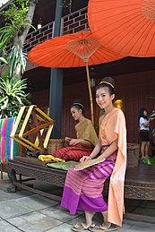 穿着Pha biang（英语：Pha biang）的泰国妇女