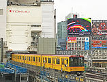 东急东横店西馆3楼站台往表参道站方向的银座线电车（2016年2月24日）