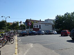 從站前廣場拍攝的車站照片，注意本站的站房位於夾在兩條股道之間的島式站台上。