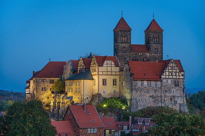 图为位于德国萨克森-安哈尔特州的奎德林堡修道院的城堡和教堂。