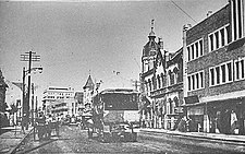 约1940年代的中山路，最右侧为今中山路9-11号，其南侧即为原胶州旅馆（未出现在照片中），北侧为中山路17号