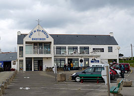 The port of Saint Evette, which has a pier for services to the Île de Sein