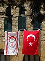 同时悬挂的土耳其国旗、北塞浦路斯土耳其共和国国旗