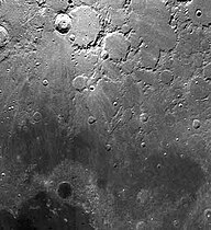 冷海照片，柏拉图环形山是冷海南面的一个黑圆圈。