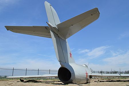 米格-15战斗机的尾翼，其水平尾翼在垂直尾翼的中间位置