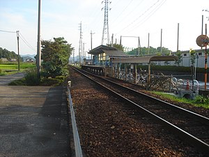 车站外观，右侧为关有知高等学校（2007年8月25日）