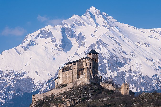 图为瑞士的瓦莱里城堡和上克里山。