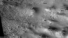 火星勘测轨道飞行器背景相机显示的河道和覆盖层，河道暴露在覆盖层消失的地方。