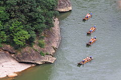 竹筏漂流是九曲溪的常见游览方式