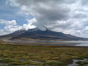 帕里纳科塔火山与琼加拉湖。