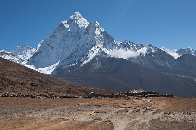 图为晴朗之下的阿玛达布拉姆峰景观。阿玛达布拉姆峰（“母亲的项链”，आमा दब्लम，海拔高度6.856米）是喜马拉雅山脉尼泊尔坤布区内著名的山峰。对所有登山前往珠穆朗玛峰基地营的人而言，阿玛达布拉姆峰占据东边天空达数天之久。
