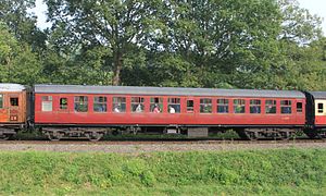 唐卡斯特铁路工厂（英语：Doncaster Works）生产的“英国铁路1型客车（1957年实验型）”的开放式一等座车，编号：3083，使用褐红色涂装。 2014年拍摄于塞文谷铁路（英语：Severn Valley Railway）。