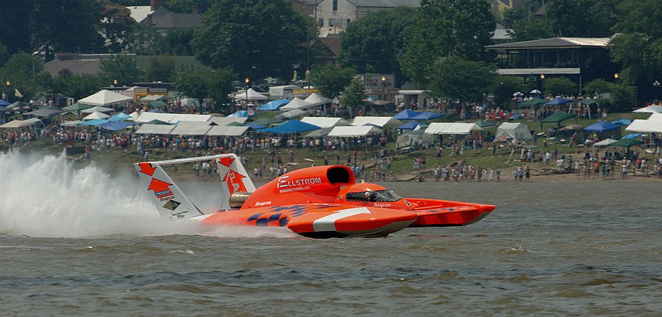 图为一架Ellstrom Elam Plus水上飞机船（英语：Hydroplane_(boat)）参加2006麦迪逊帆船赛（英语：Madison Regatta）。