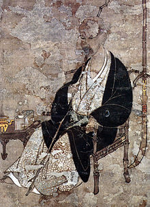 一位老头身着黑褐白三色衣，手持竹杖坐在竹椅上，图右侧挂有薙刀，画面残破