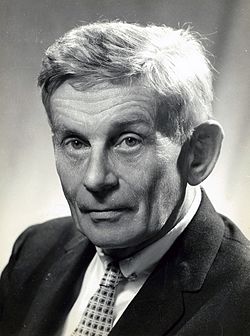 Studio portrait of Ronald McCuaig in 1949