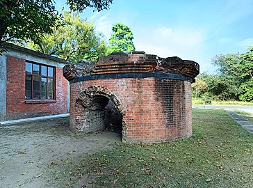 煙囪基座，過去為排放廢氣而興建36.3米的煙囪，約為1918年（大正7年）完工。後在1982年停止運作因失修拆除。