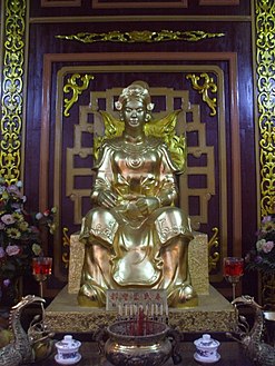 Tượng thờ Đô đốc Bùi Thị Xuân trong Điện Tây Sơn.