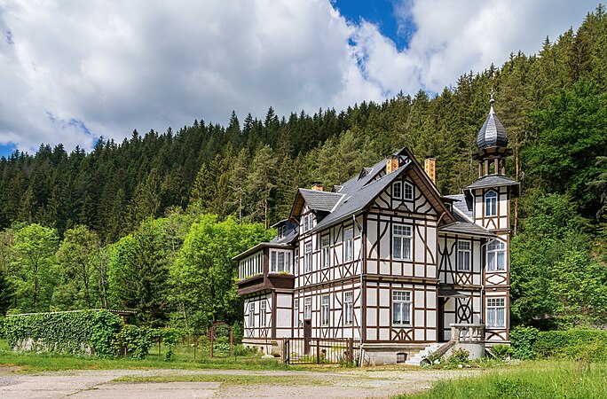 位于德国梅伦巴-格拉斯巴赫图林根村前的的半木结构豪宅。