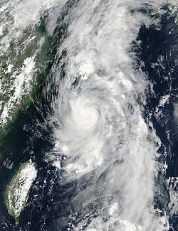 南玛都在东海增强为强热带风暴，发展出“云卷风眼”，并逐渐变成一“针眼”。