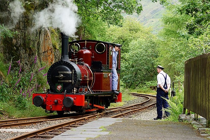 圖為英國威爾士泰爾依鐵道上的小型蒸汽機車車頭。