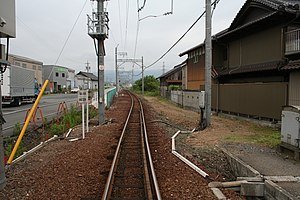 撤走月台後的車站遺址（2006年，從桑名一方望向站內） （路軌右邊是月台遺址。從圖中可看出由於曾經設置月台，使路軌設有彎位。）