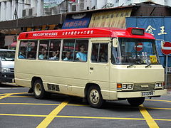 1980年代中后期生产的丰田Coaster红色公共小巴，采用小型目的地显示器（16座位细牌箱，已退役）