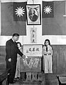 投票時國父遺像左側的中國國民黨黨旗已被撤下，換上了中華民國國旗，標誌著訓政結束
