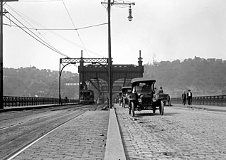 Traffic on the bridge in 1917