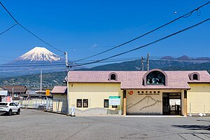 站房与远方的富士山（2023年4月）