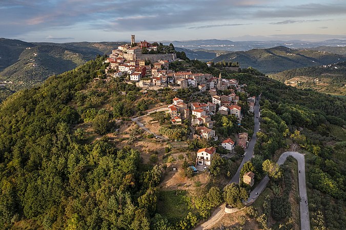 图为克罗地亚城镇莫托文的鸟瞰景观。