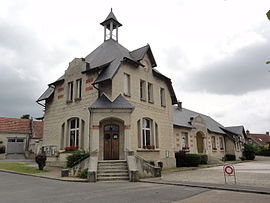 The town hall and school of Chassemy