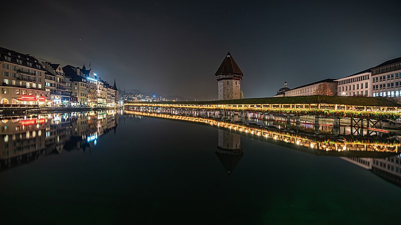 图为瑞士琉森教堂桥的夜景。