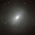 NGC 3610以明亮圆盘的形式显示了一些结构，暗示它是在不久前才形成的[26]。