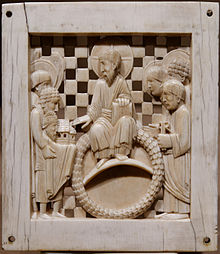一個象牙雕刻盤，上面刻著一個頭頂光環的大鬍子從一個戴著王冠的人手中接過教堂的比例模型