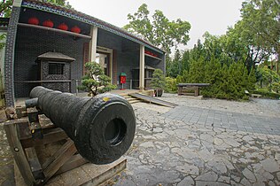九龙寨城衙门前陈列清嘉庆七年（1802年）铸成的大炮