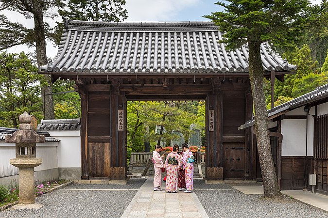 图为四名站在日本京都清水寺北门（Kita So-Mon）前，身穿浴衣的女士。