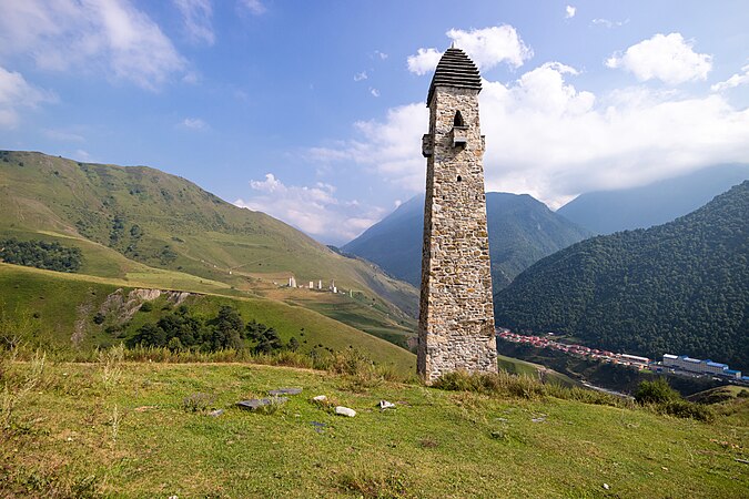 图为建于约16世纪的印古什军事防御塔楼“哈米什奇”，背景中还可以看到埃济众塔，摄于高加索山脉中央印古什共和国群山中的阿姆希谷。