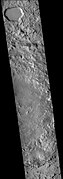 背景相机拍摄的切鲁利陨击坑东侧部分。