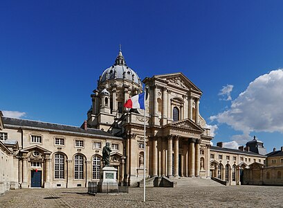 Main facade and forecourt from the rue Saint-Jacques