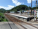 木次线“三井野原站”的车站大楼和路轨（2020年8月）