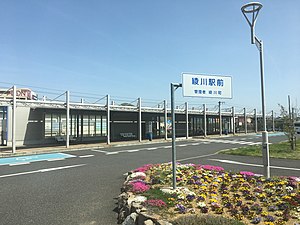 绫川站及站前广场全貌（2021年3月）