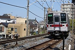 行走于仲町筑堤的东武东上线列车
